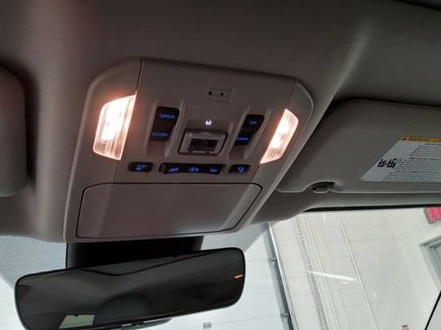 Used 2020 Toyota Highlander XLE AWD/4WD image 25