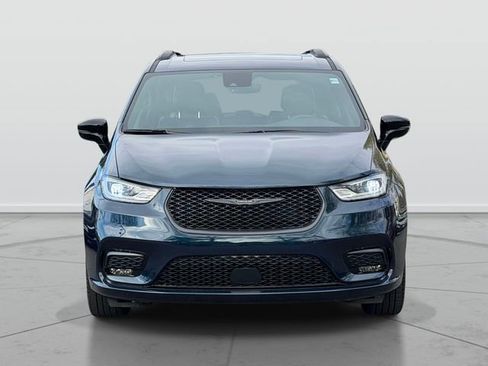Used 2025 Chrysler Pacifica Limited FWD image 2