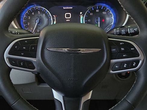 Used 2024 Chrysler Pacifica Touring-L FWD image 25