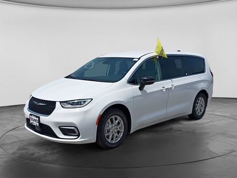 Used 2024 Chrysler Pacifica Touring-L FWD image 4