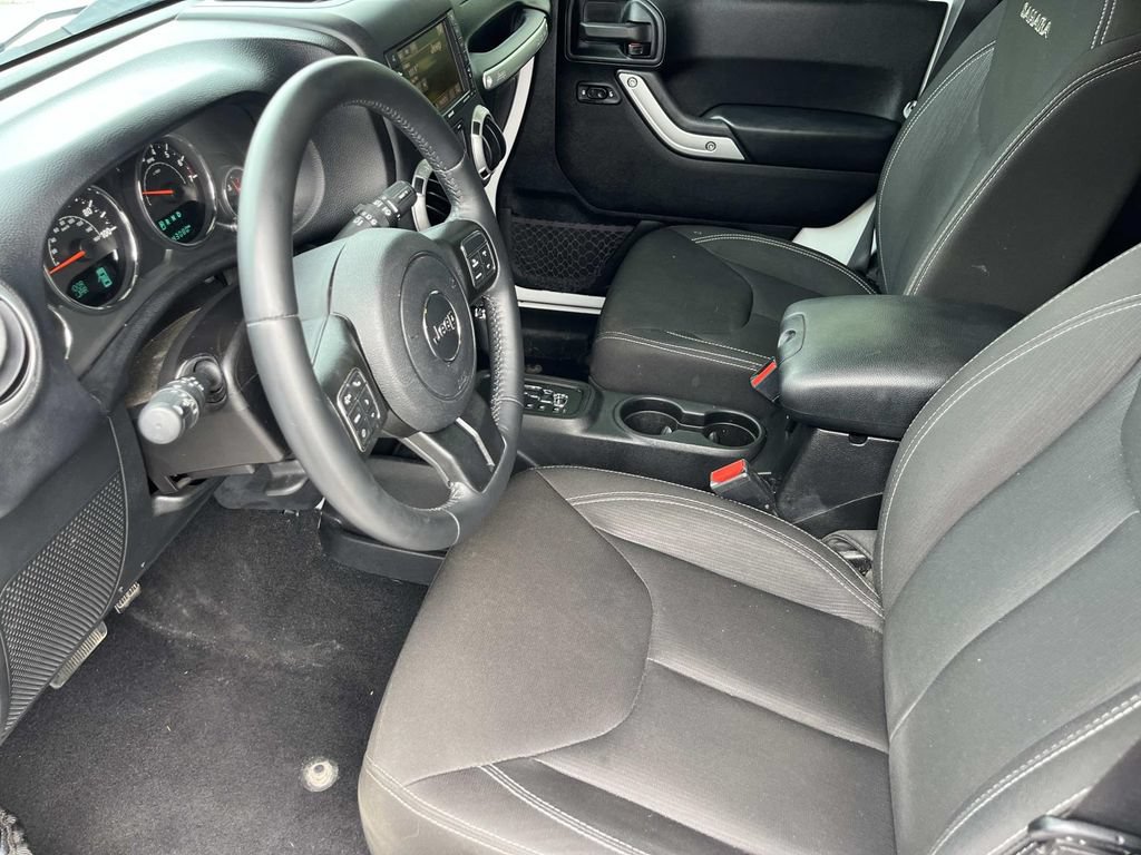 Used 2016 Jeep Wrangler Unlimited Sahara w/ Connectivity Group AWD/4WD image 27
