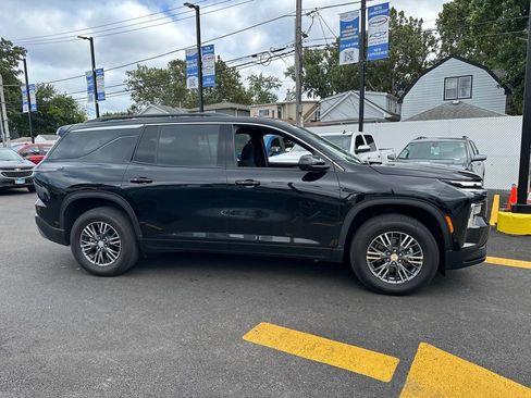 Used 2024 Chevrolet Traverse LT w/ Enhanced Driving Package AWD/4WD image 2