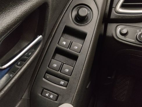 Used 2019 Chevrolet Trax LT w/ Sun & Sound Package image 27