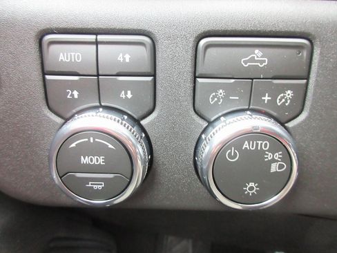 New 2026 GMC Sierra 1500 SLE image 17