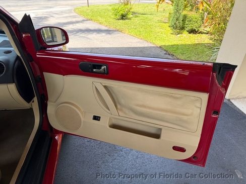 Used 2010 Volkswagen Beetle Convertible FWD image 34