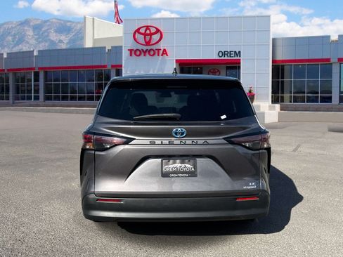 Used 2024 Toyota Sienna LE FWD image 4