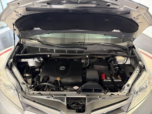 Used 2018 Toyota Sienna XLE Premium FWD image 11
