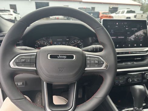 Used 2025 Jeep Compass Trailhawk image 8
