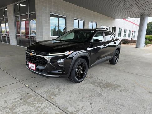 Used 2026 Chevrolet Trax LT FWD image 2