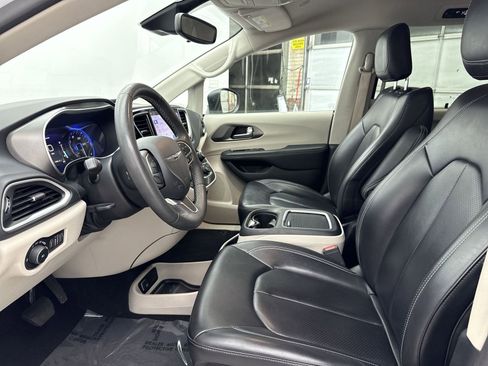Used 2023 Chrysler Pacifica Touring-L image 11