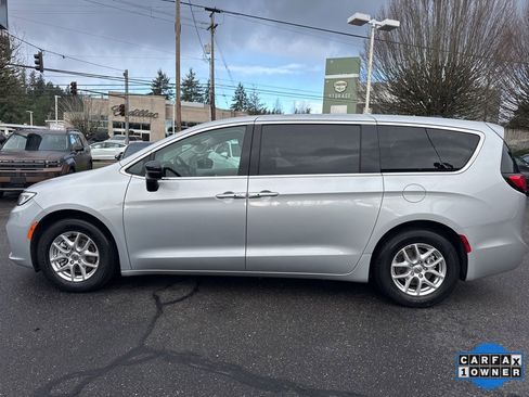 Used 2024 Chrysler Pacifica Touring-L image 2