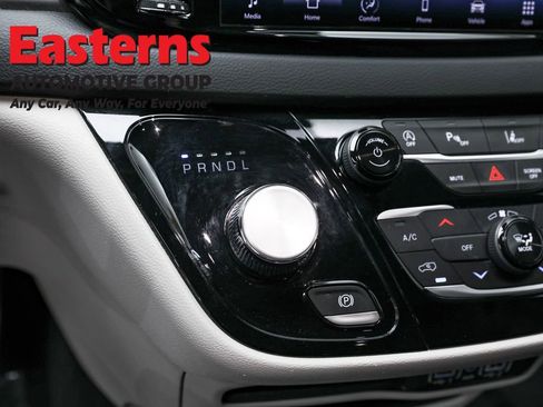 Used 2023 Chrysler Pacifica Touring-L image 13