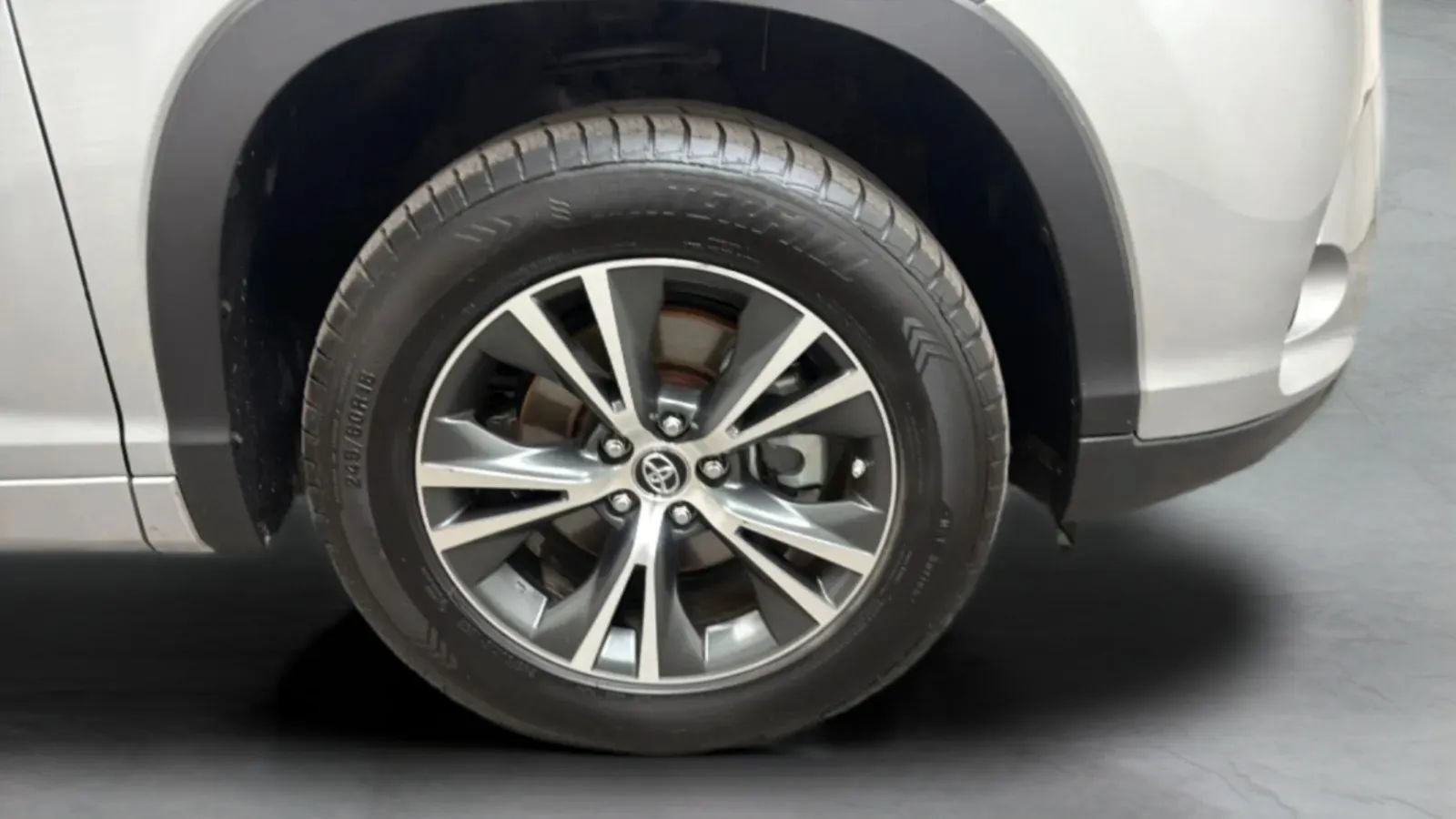 Used 2017 Toyota Highlander Plus FWD image 24
