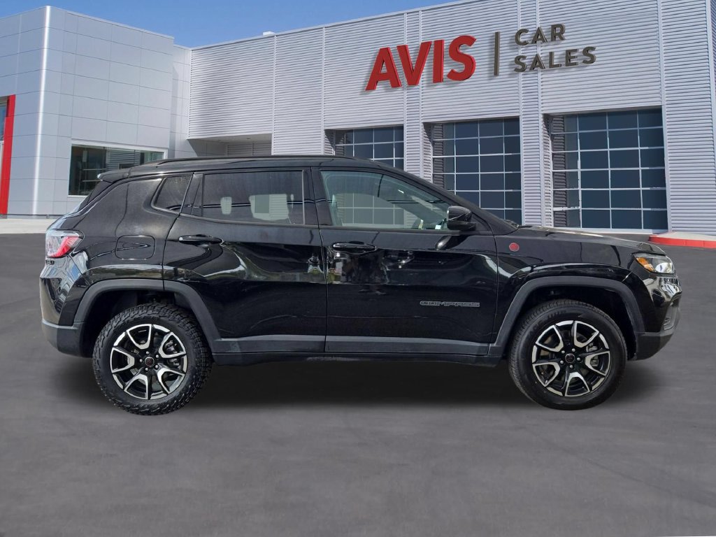 Used 2025 Jeep Compass Trailhawk AWD/4WD image 4