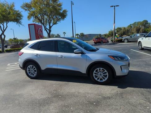 Used 2020 Ford Escape SE image 2