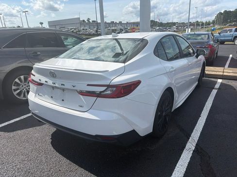 Used 2025 Toyota Camry SE FWD image 5