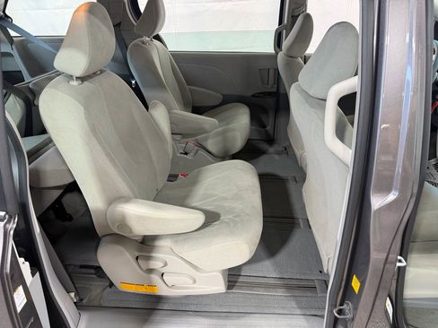 Used 2011 Toyota Sienna w/ Towing Pkg FWD image 15