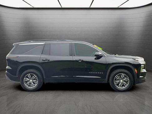 Used 2025 Chevrolet Traverse LT FWD image 7