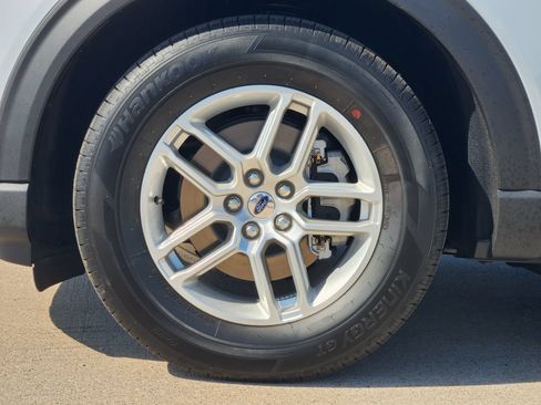 New 2026 Ford Explorer Active RWD image 11