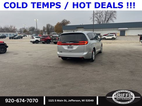 New 2026 Chrysler Pacifica Select image 9