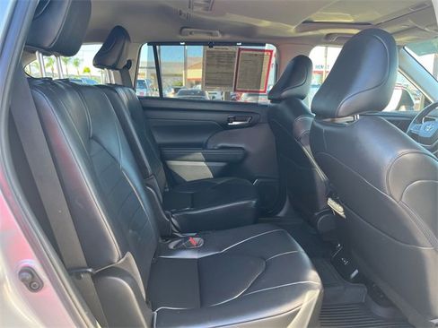 Used 2023 Toyota Highlander XLE image 21