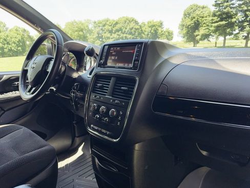 Used 2018 Dodge Grand Caravan SE FWD image 30