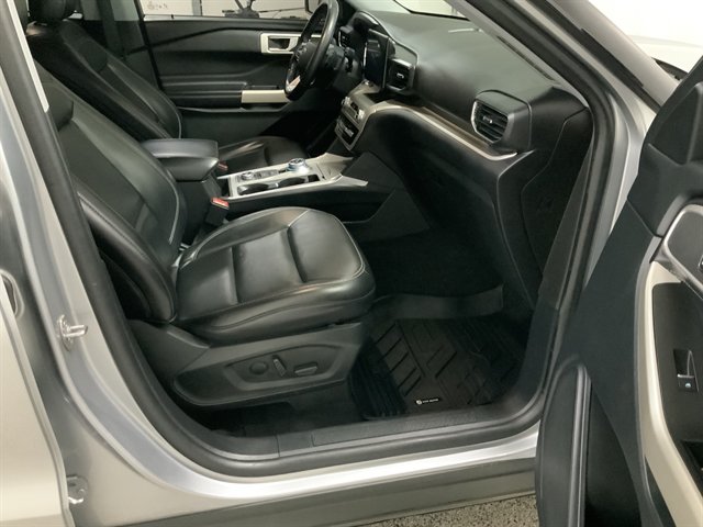 Used 2021 Ford Explorer XLT w/ Equipment Group 202A AWD/4WD image 22