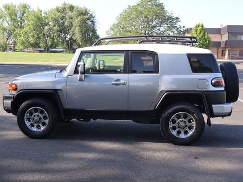 Used 2012 Toyota FJ Cruiser 4WD w/ Upgrade Pkg image 9