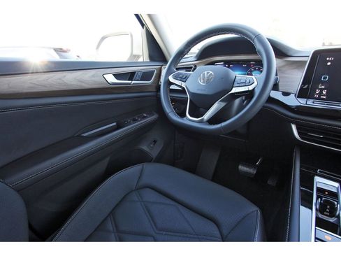 Used 2024 Volkswagen Atlas SE FWD image 11