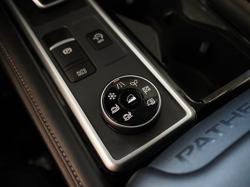 Used 2024 Nissan Pathfinder SV image 29