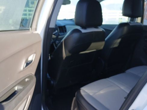 Used 2018 Chevrolet Trax LT w/ LT Convenience Package image 18