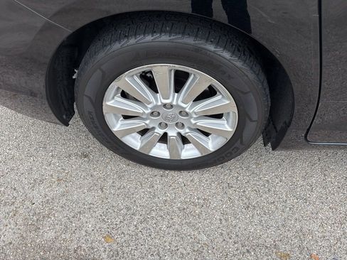 Used 2016 Toyota Sienna Limited Premium image 16