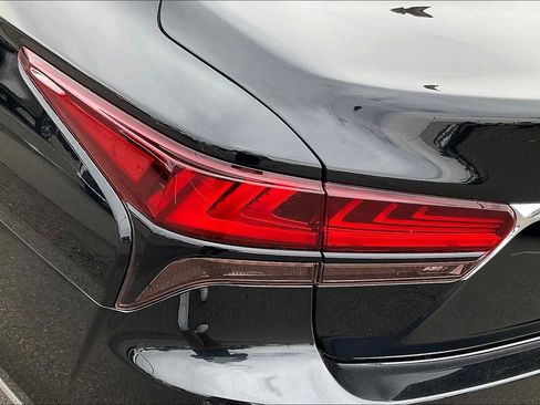 Used 2022 Lexus LS 500 w/ Accessory Package (Z1) image 28
