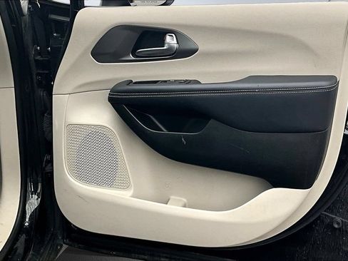 Used 2023 Chrysler Pacifica Touring-L FWD image 29