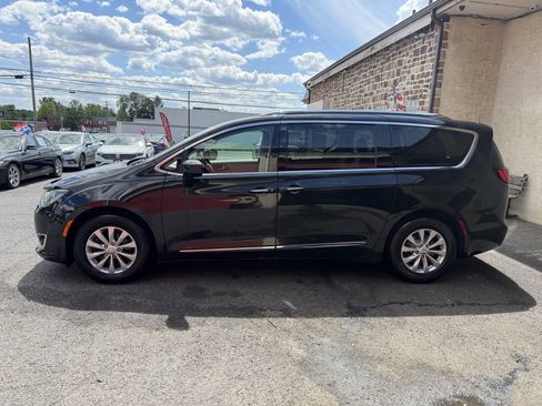 Used 2018 Chrysler Pacifica Touring-L FWD image 3