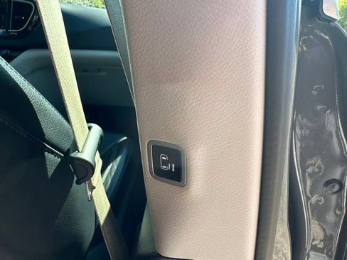 Used 2022 Chrysler Pacifica Touring-L FWD image 18