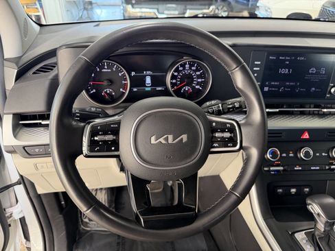 Used 2023 Kia Carnival LX image 25