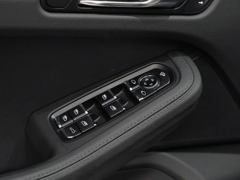 Used 2025 Porsche Macan image 23