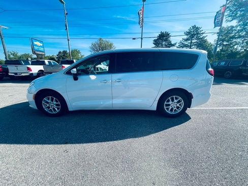Used 2023 Chrysler Pacifica Touring-L FWD image 2