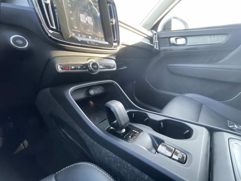 Certified 2025 Volvo XC40 B5 Core image 30