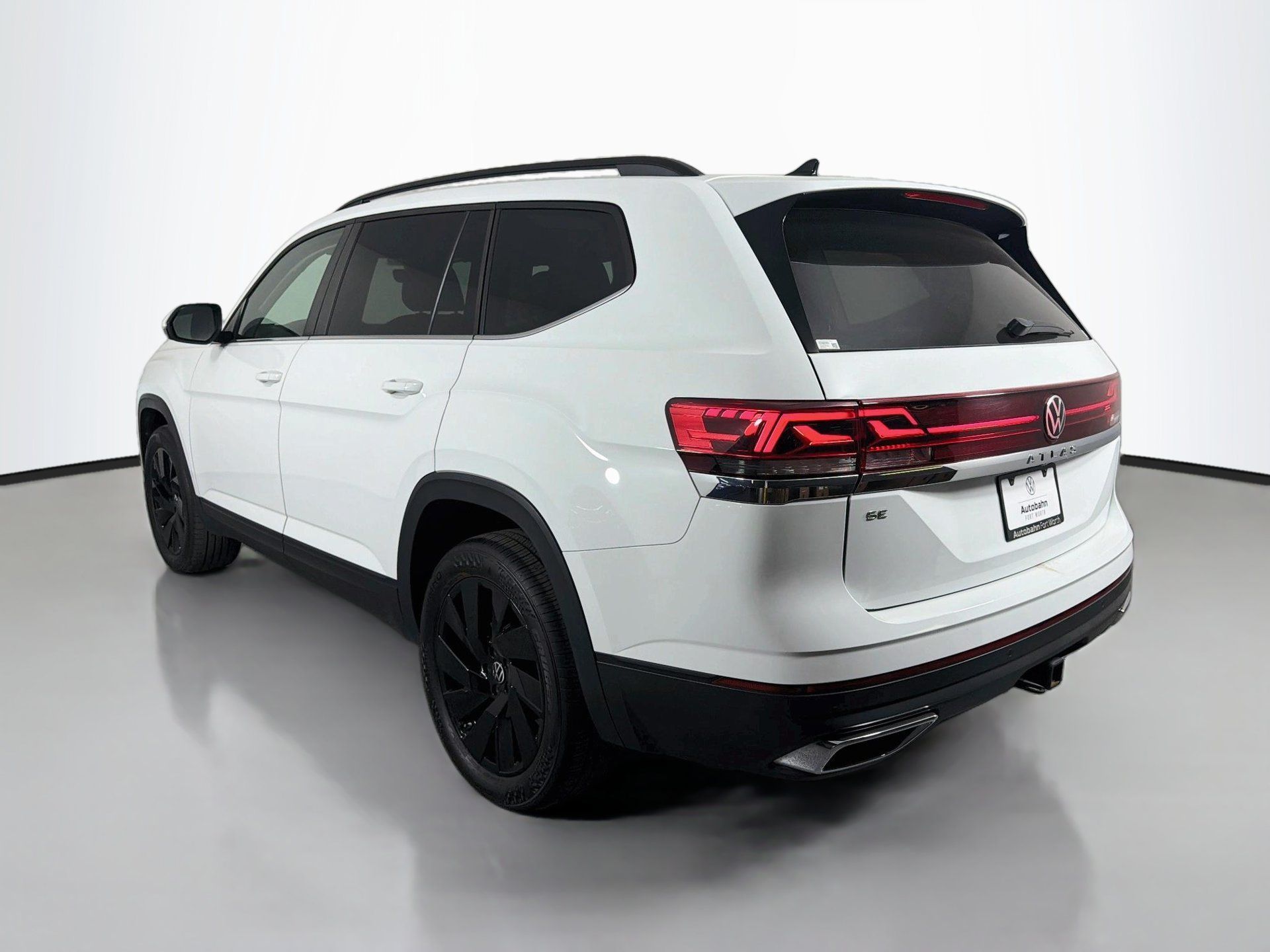 Used 2024 Volkswagen Atlas SE w/ Black Wheel Package FWD image 7