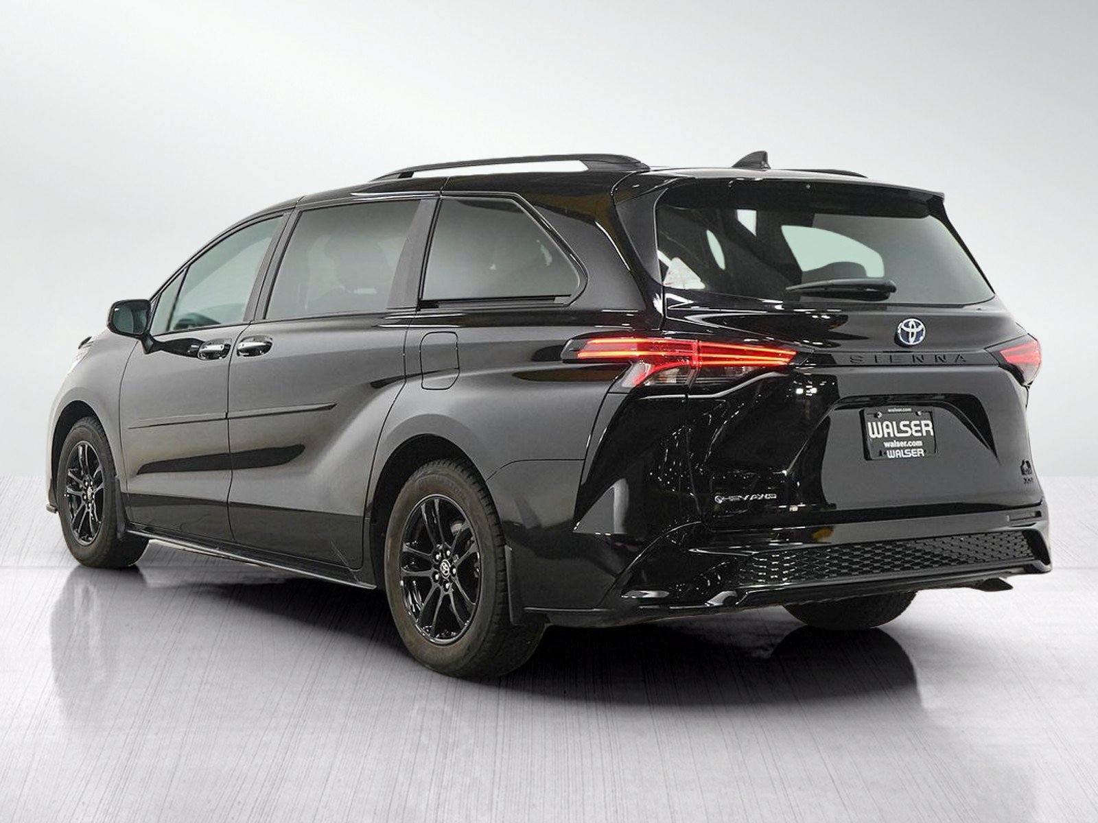 Used 2025 Toyota Sienna XSE AWD/4WD image 4