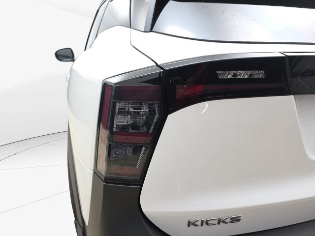 Used 2025 Nissan Kicks SR FWD image 35