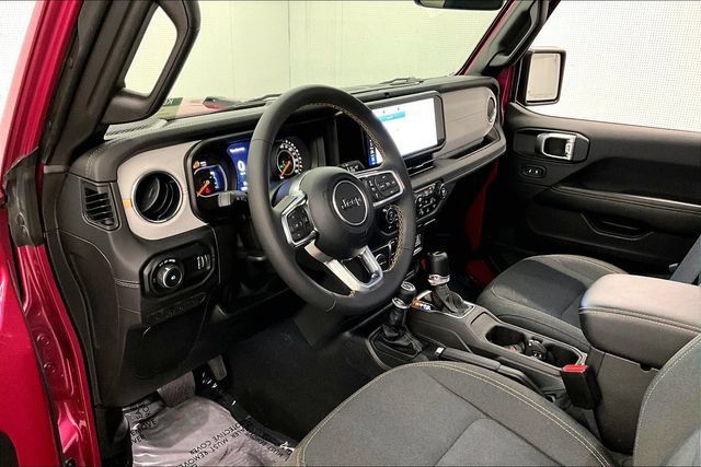 Used 2024 Jeep Wrangler Unlimited Sahara w/ Technology Group AWD/4WD image 15