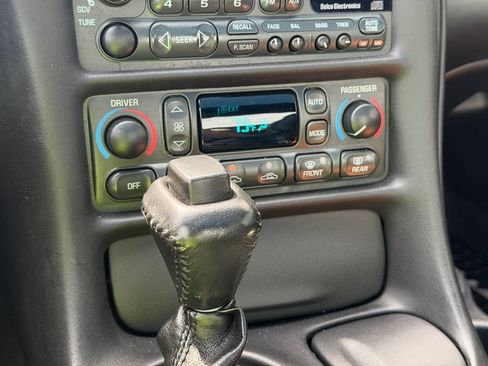 Used 2004 Chevrolet Corvette Coupe w/ Preferred Equipment Group RWD image 13