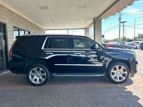 Used 2017 Cadillac Escalade Luxury AWD/4WD image 19