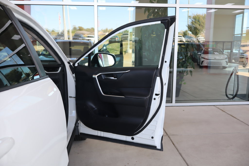 Used 2020 Toyota RAV4 XLE FWD image 39