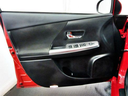 Used 2017 Toyota Prius V Three image 7