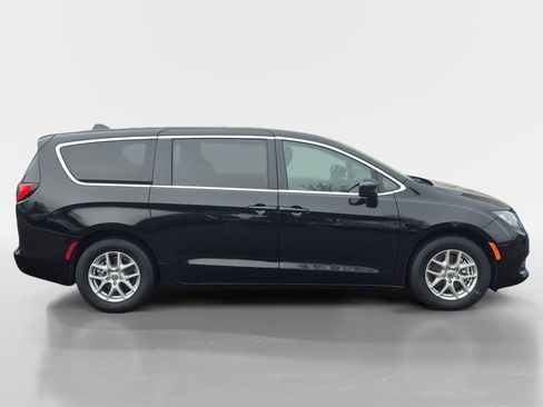 Used 2024 Chrysler Voyager LX image 3