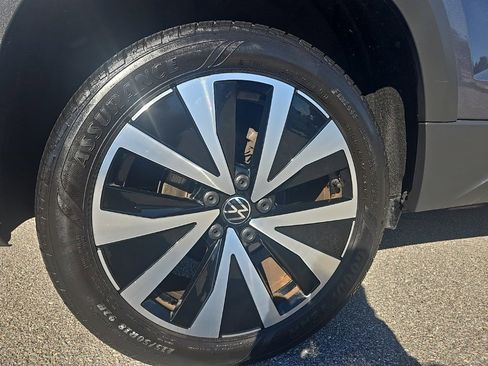 Used 2023 Volkswagen Taos SE w/ Panoramic Sunroof Package image 17